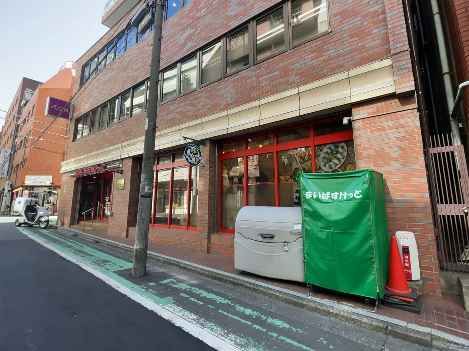 徒歩1分のまいばすけっと 新宿1丁目店