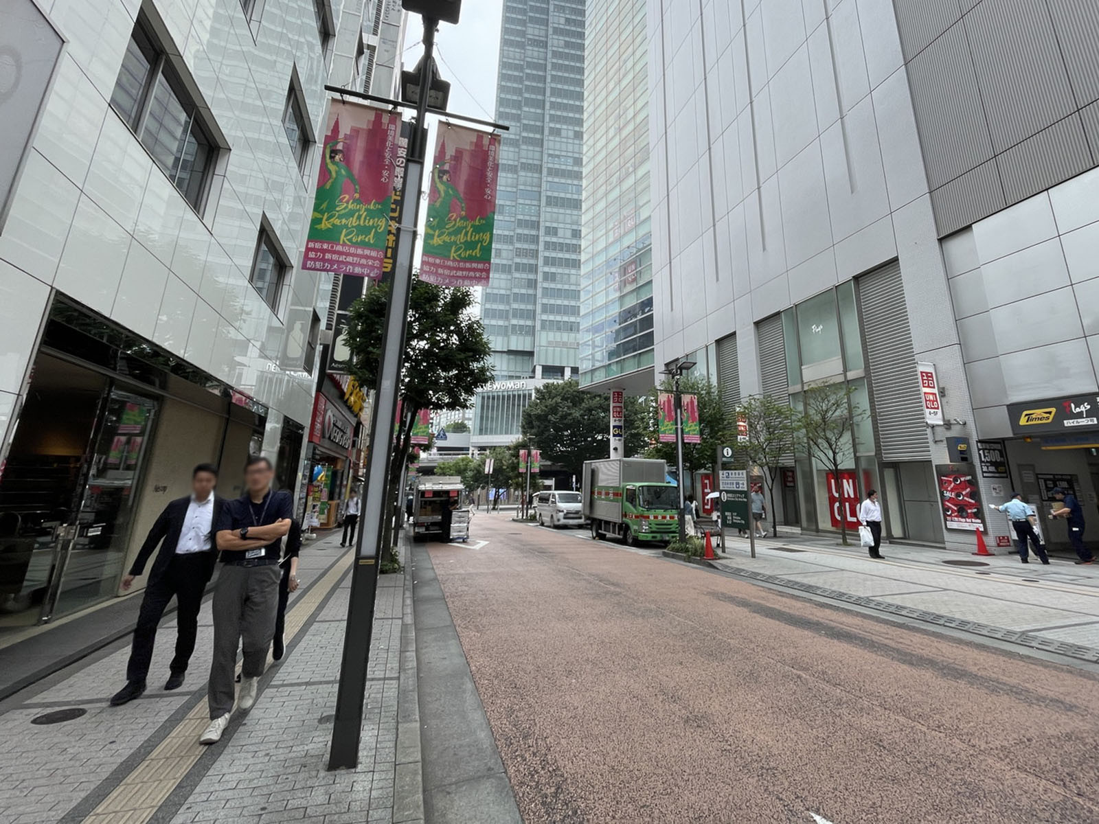 市嶋ビル前面新宿ランブリングロード