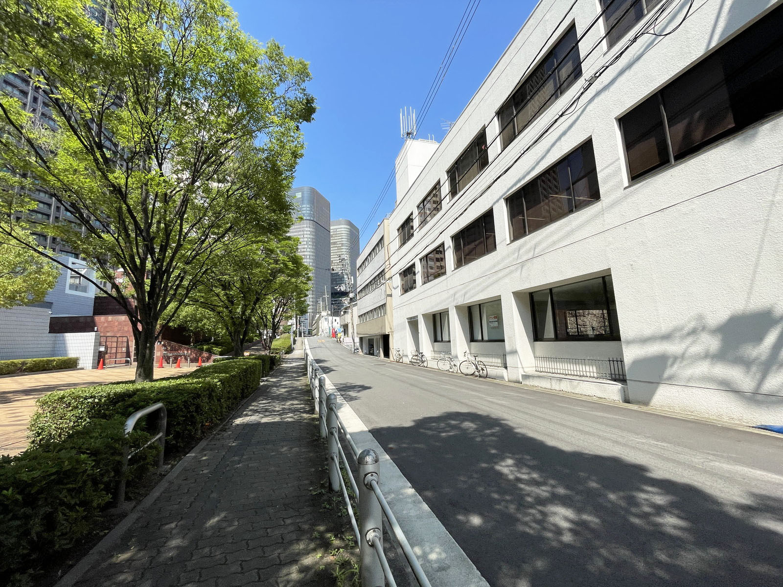瑛長ビル前面の通り