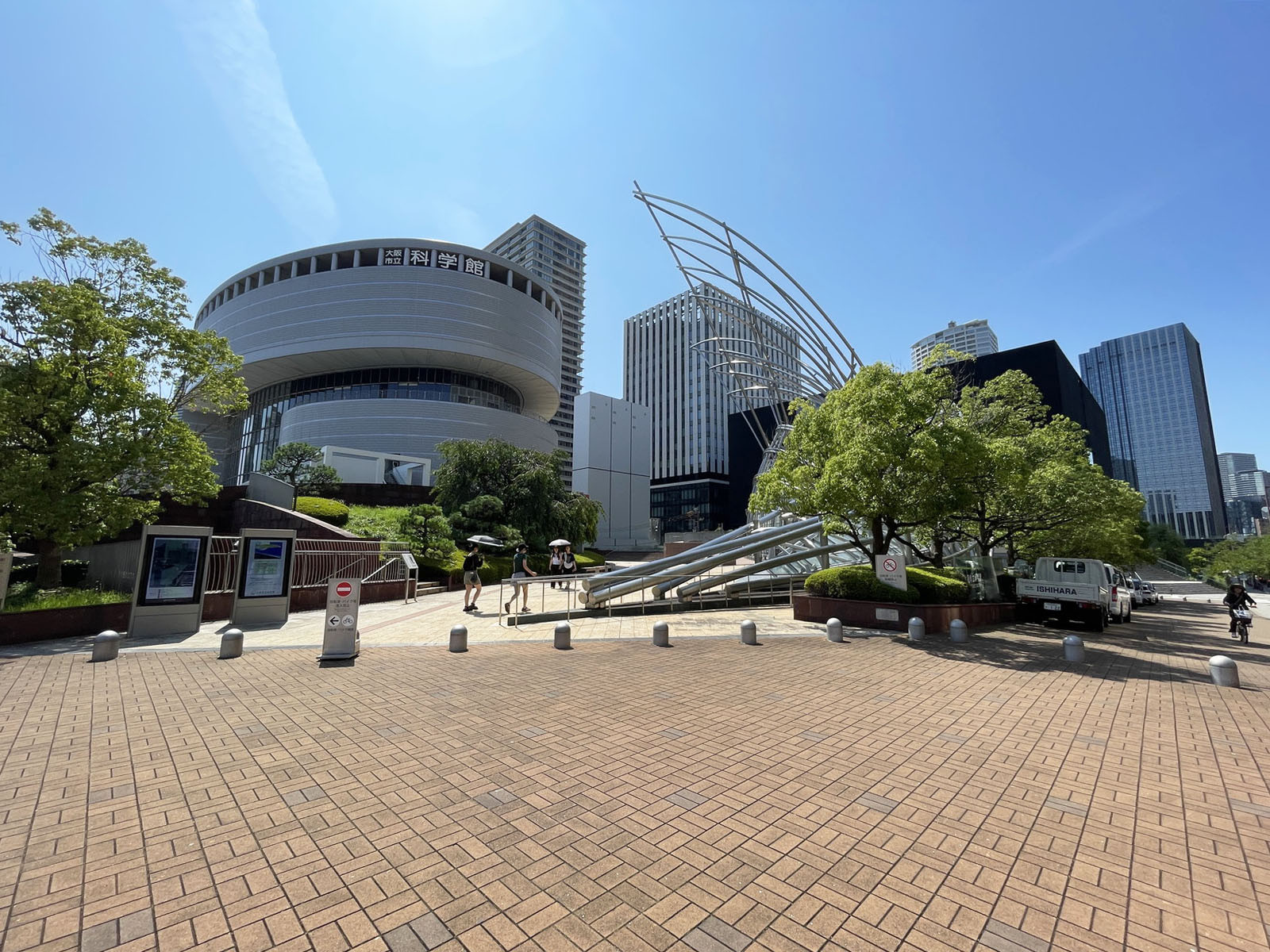 向かいにある大阪市立科学館