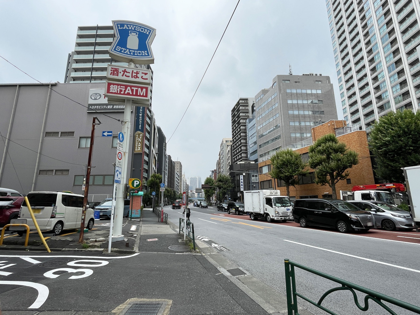 新宿加藤ビルディング前面の靖国通り