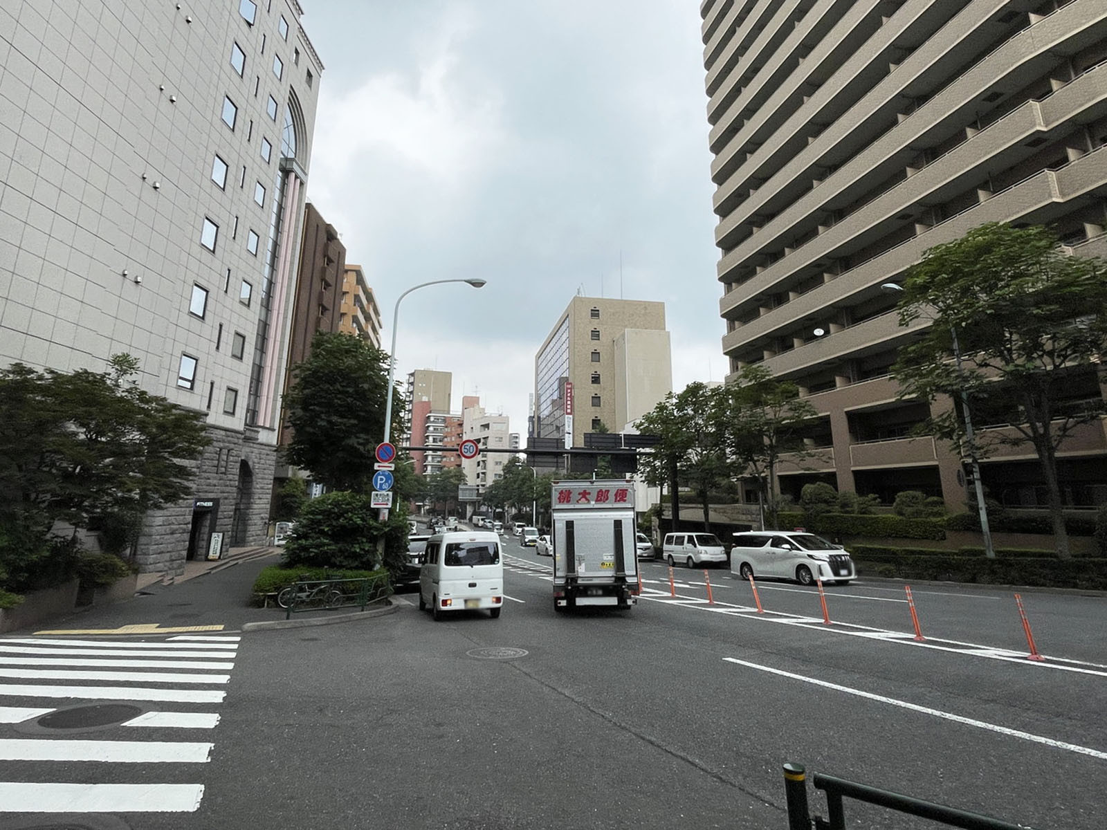 YKBエンサインビル前面の外苑西通り