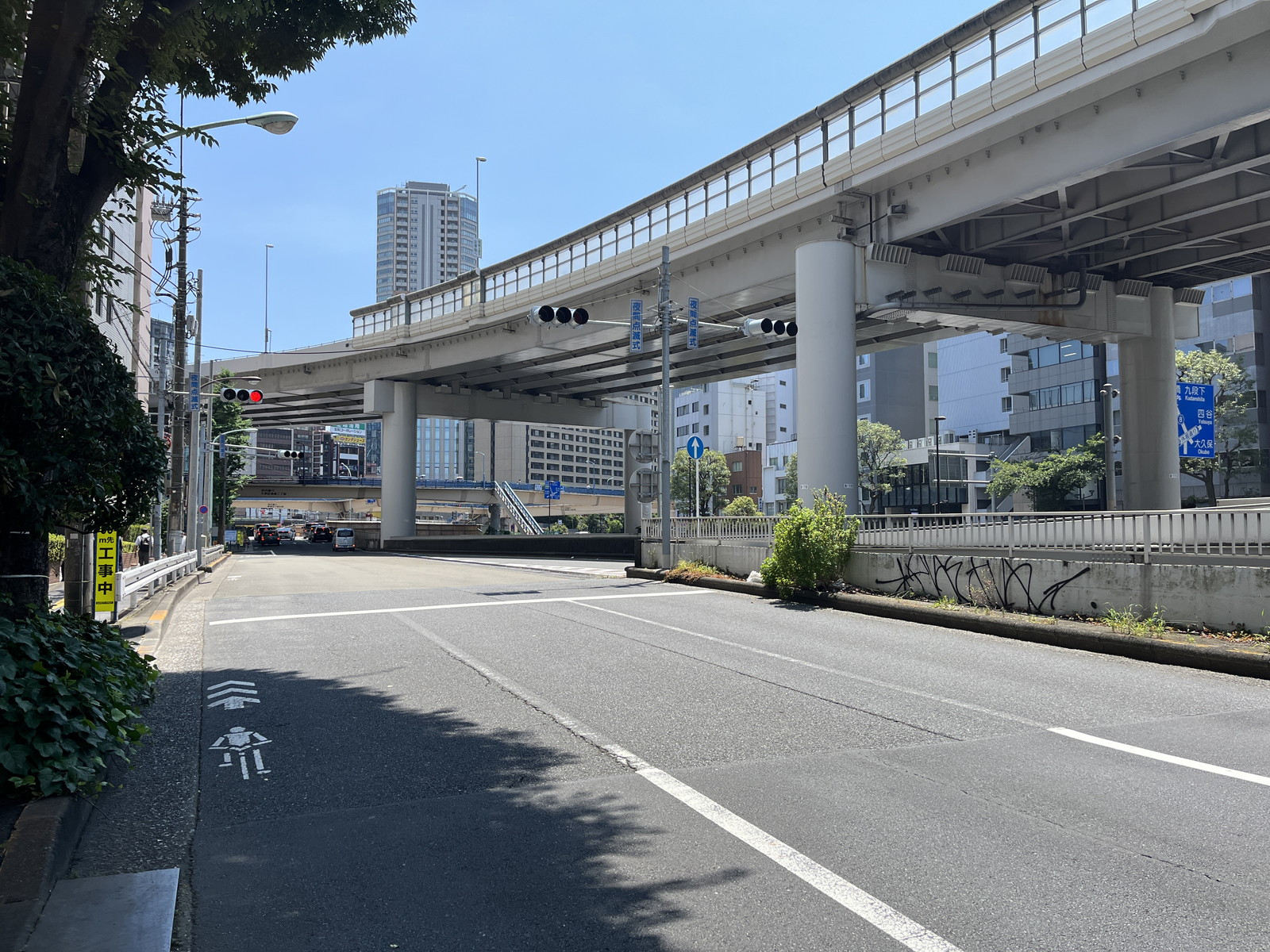 白王ビル前面の通り