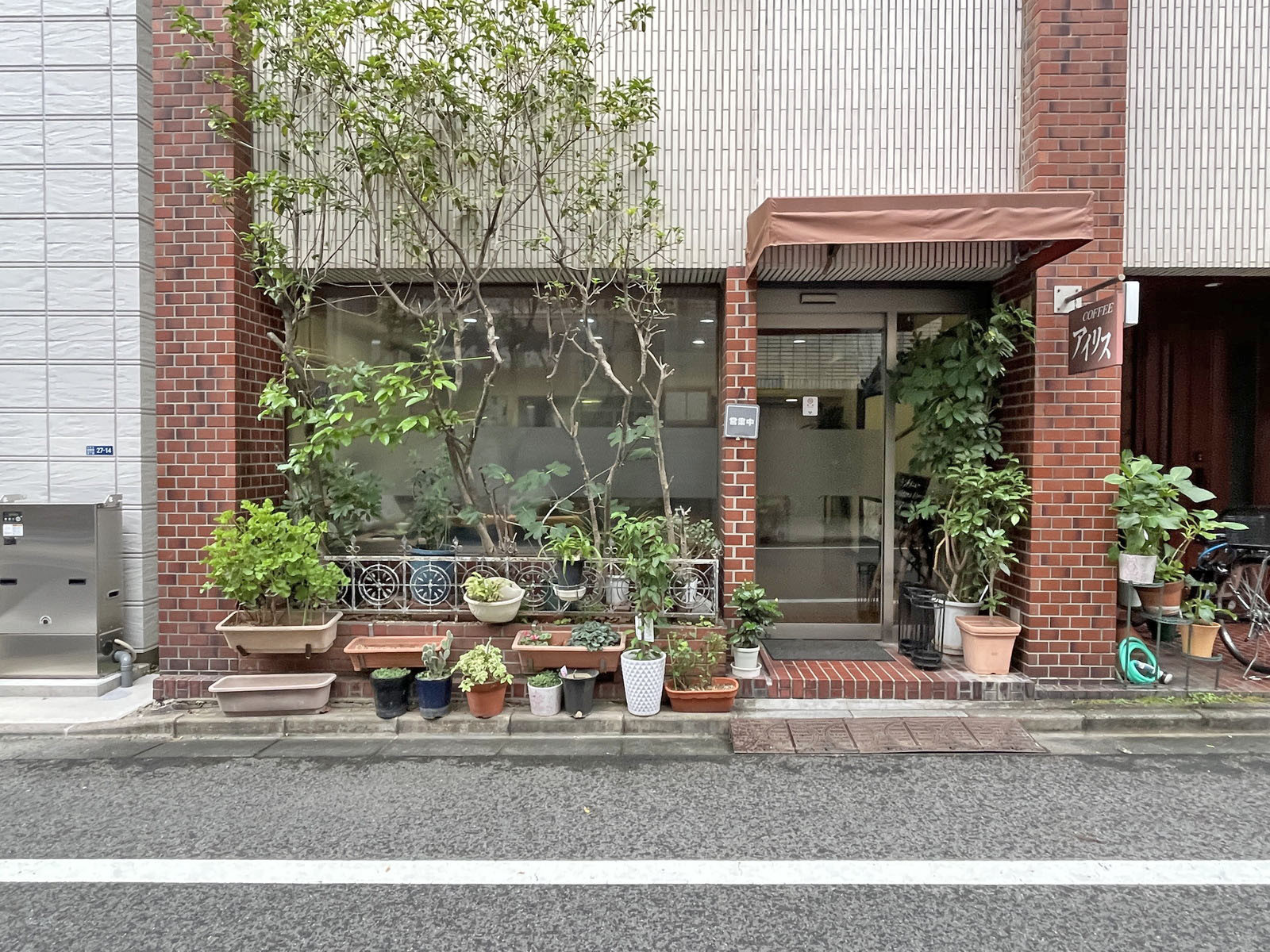 徒歩1分のCoffee Shop アイリス