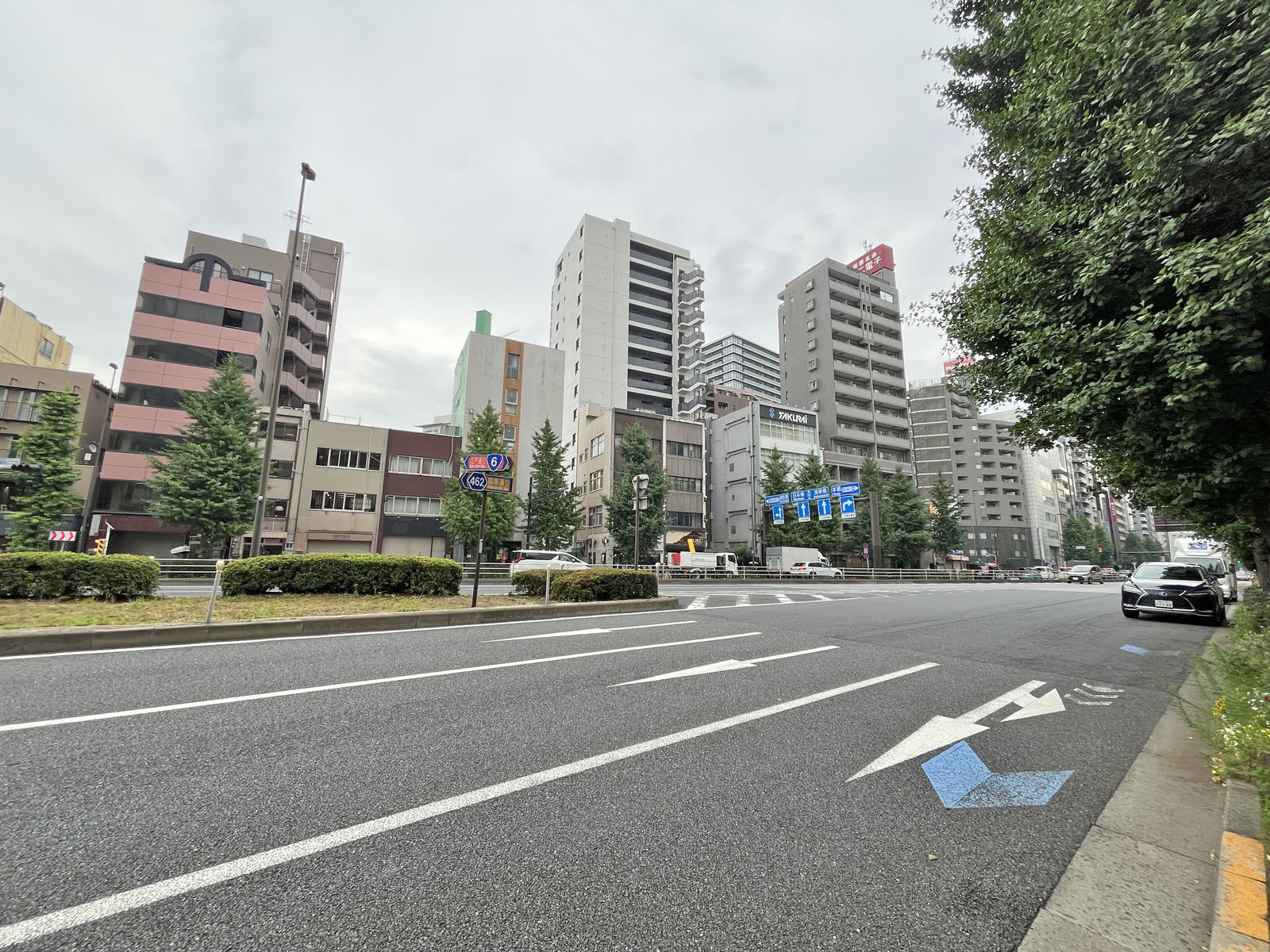 蔵前センタービル前面の江戸通り