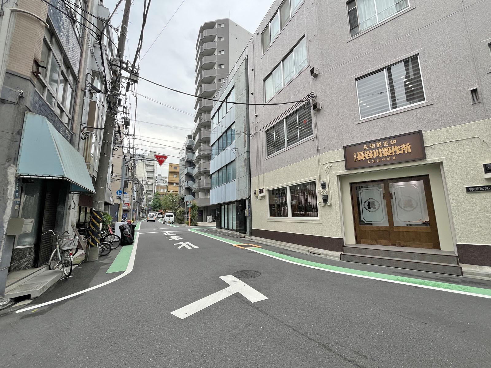 臼井ビル前面の通り