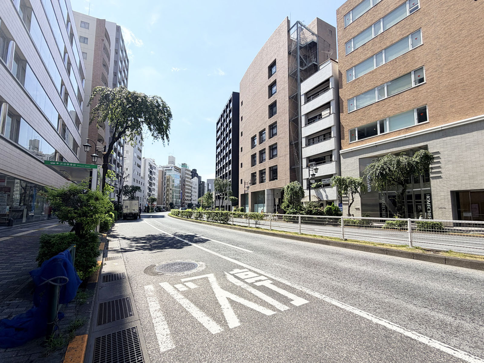 A-PLACE恵比寿東前面の明治通り