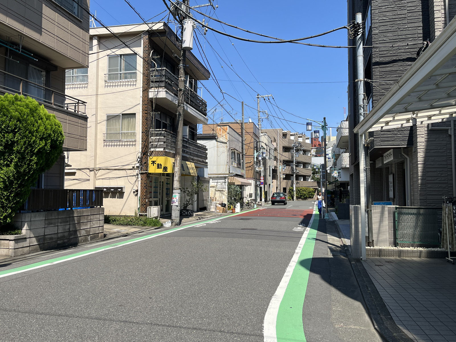 アパルトシルク前面の通り