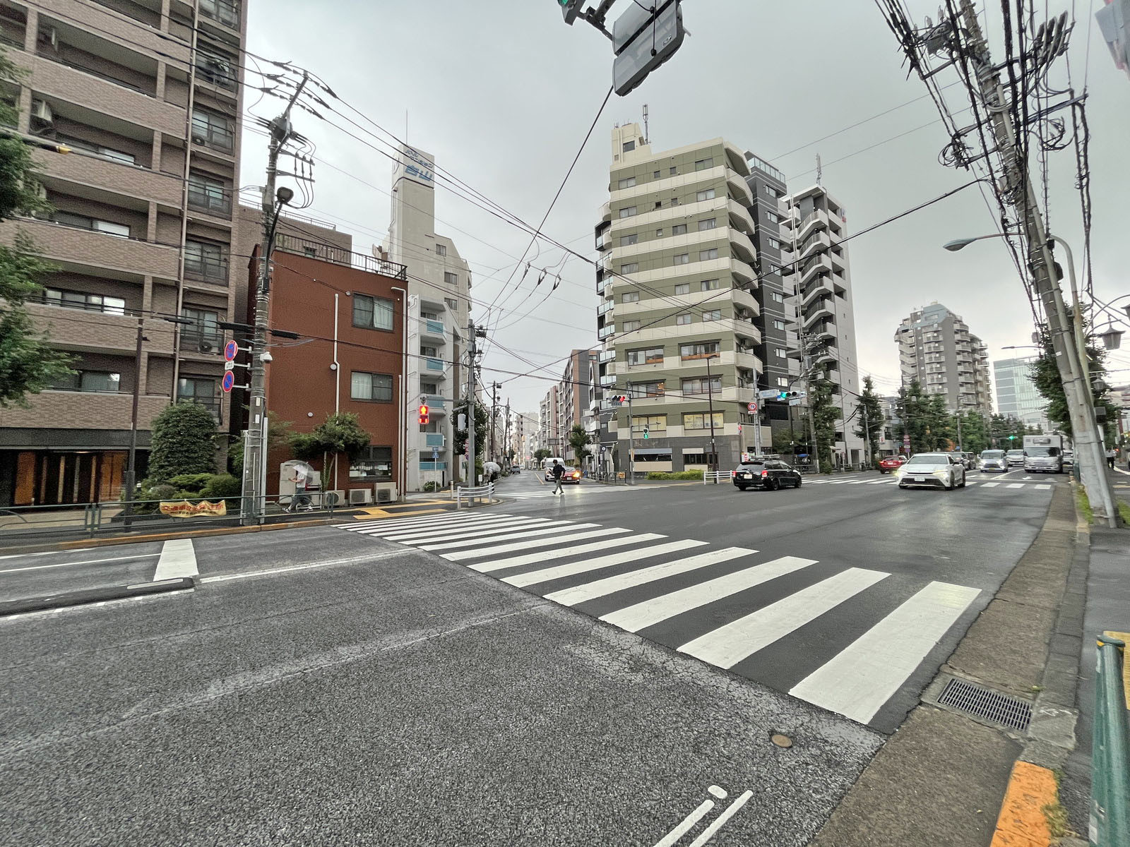 KRDビル前面の本郷通り