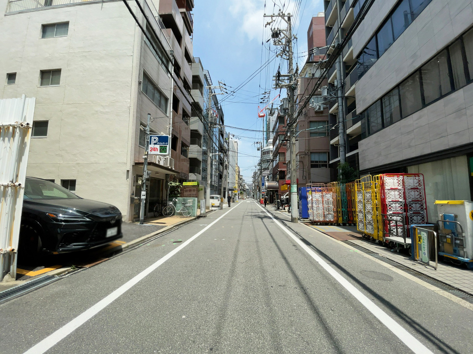 エクシード瓦町ビル前面の通り