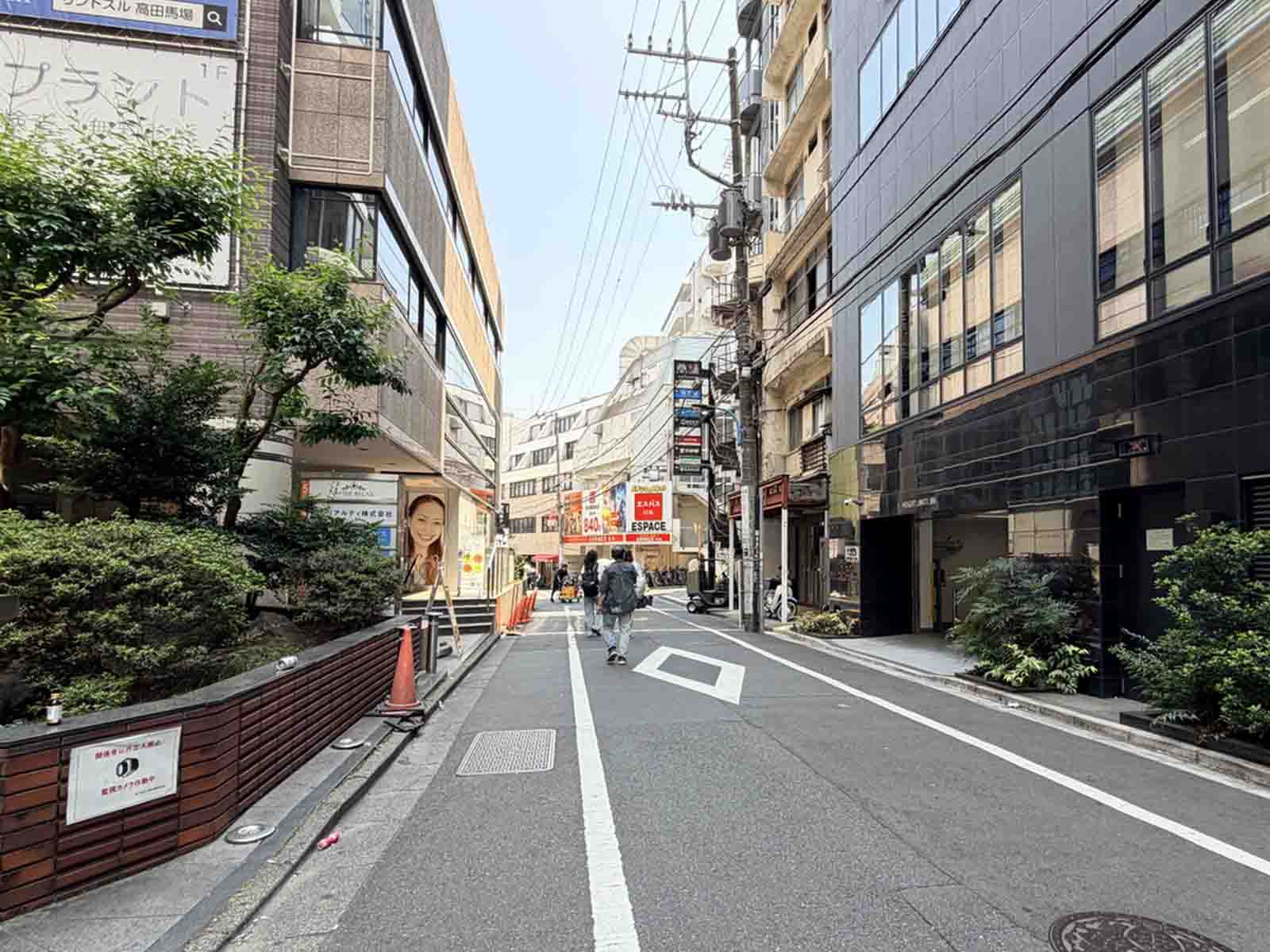 THE HUB 高田馬場前面の通り
