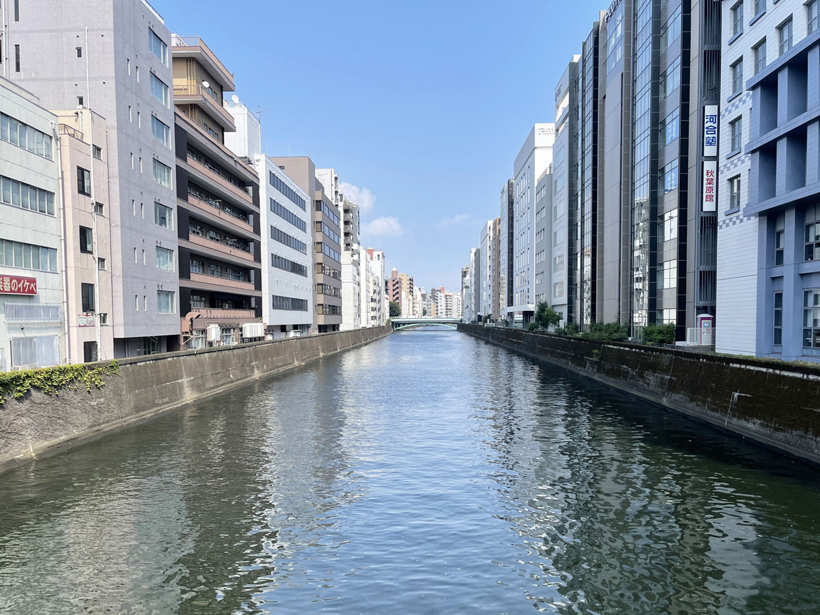 ビル眼下の神田川