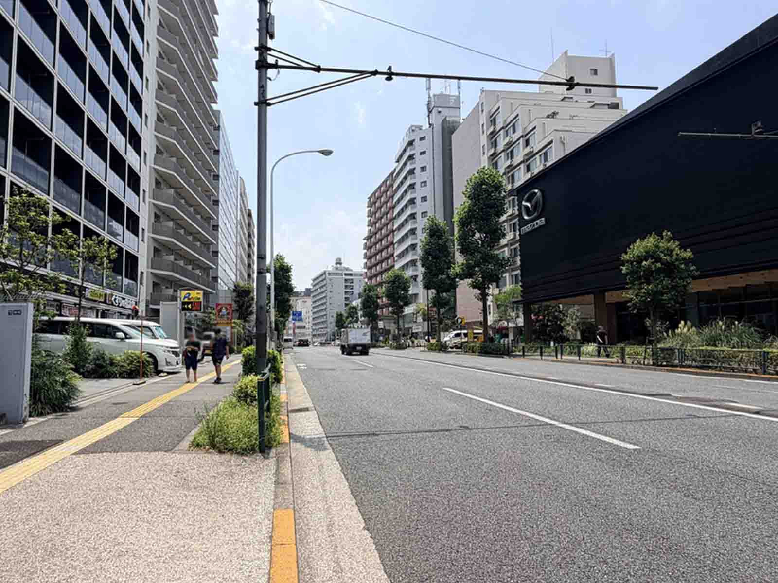 サンパークマンション高田馬場前面の明治通り