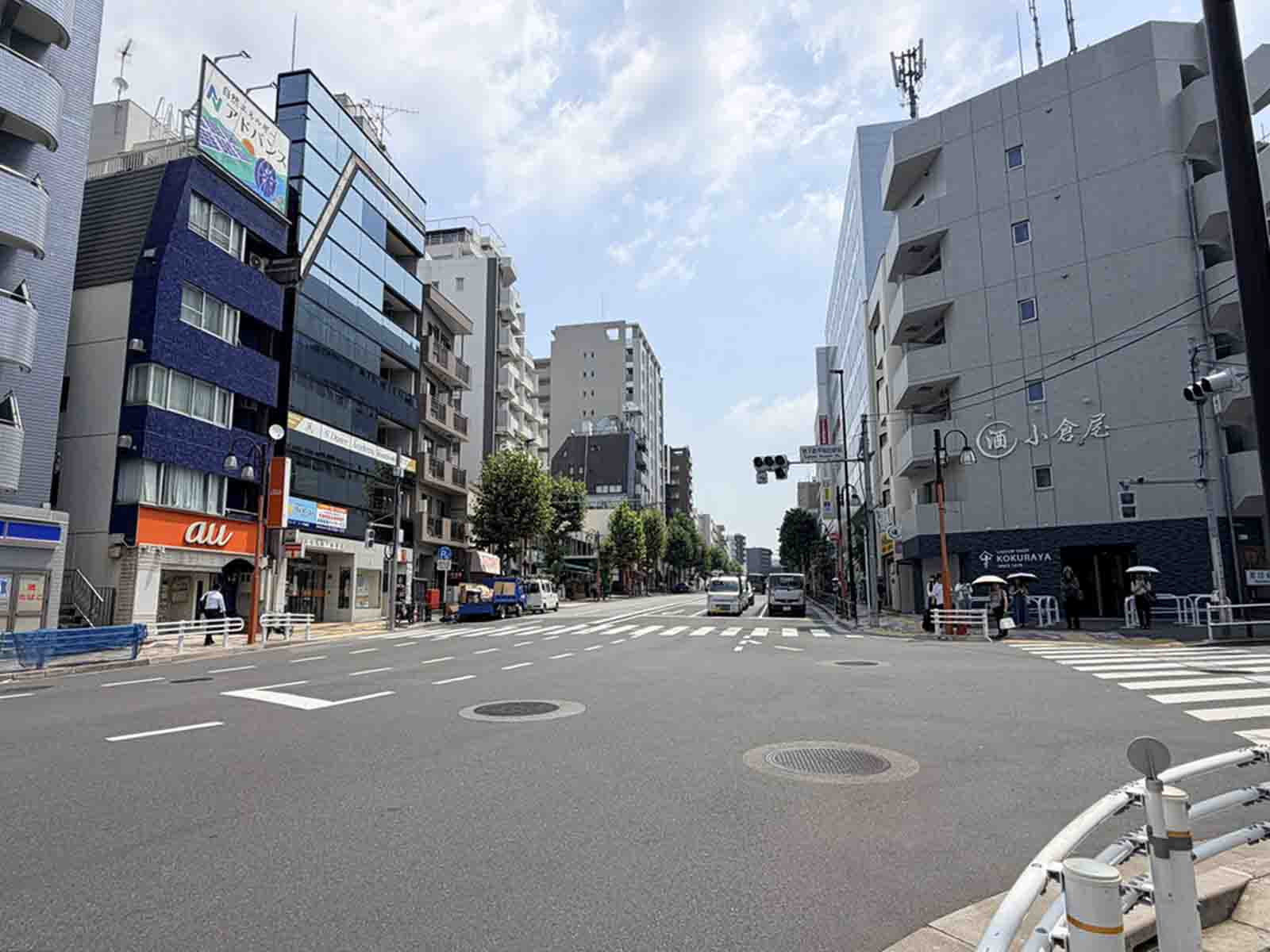 髙橋ビル前面の早稲田通り