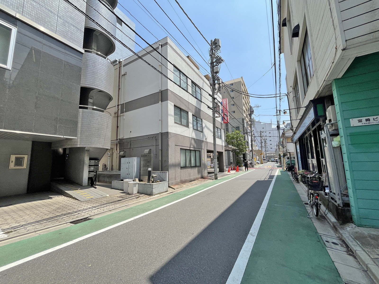 第2弥助ビル前面の通り