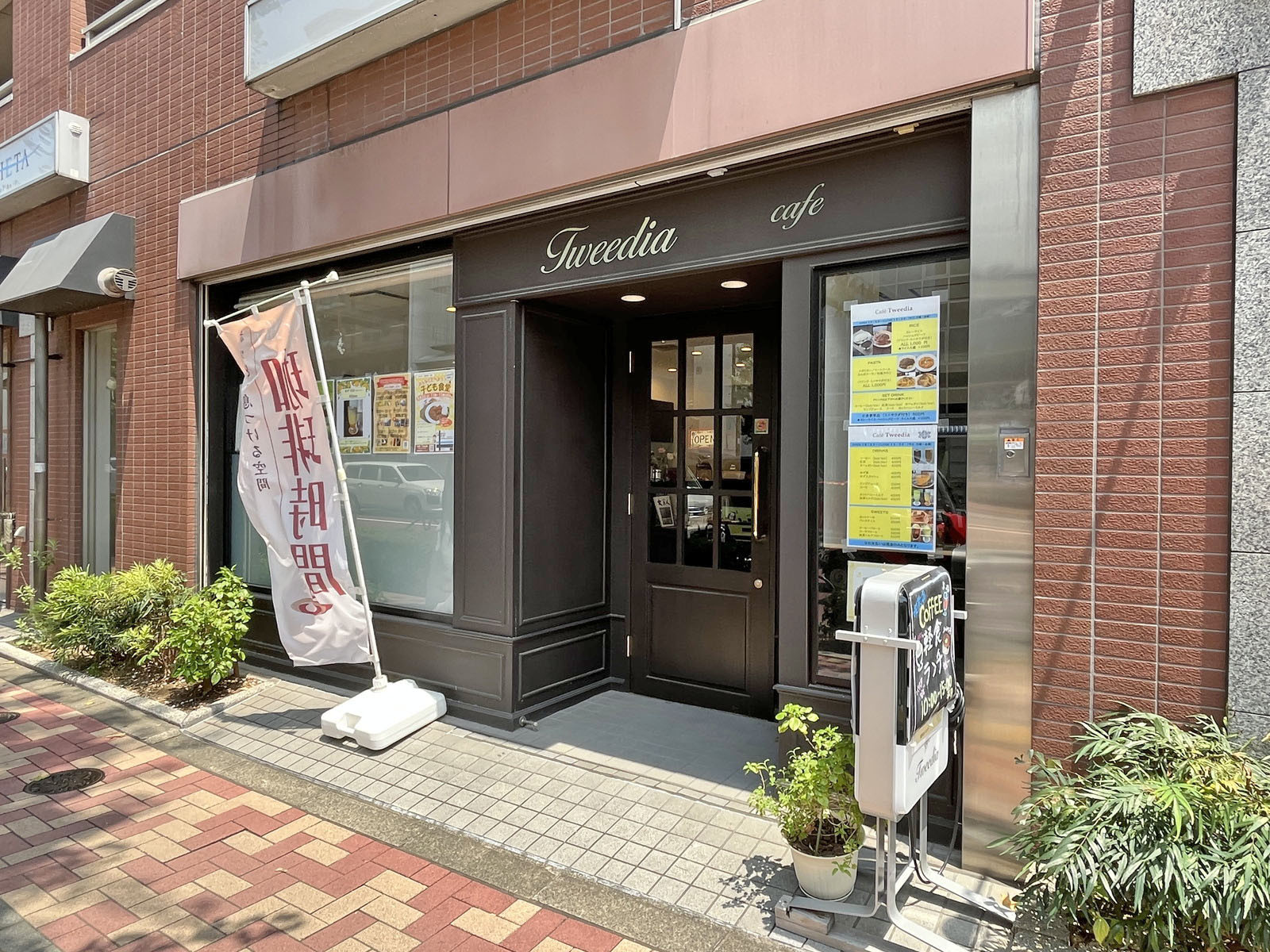 徒歩1分のcafe tweedia