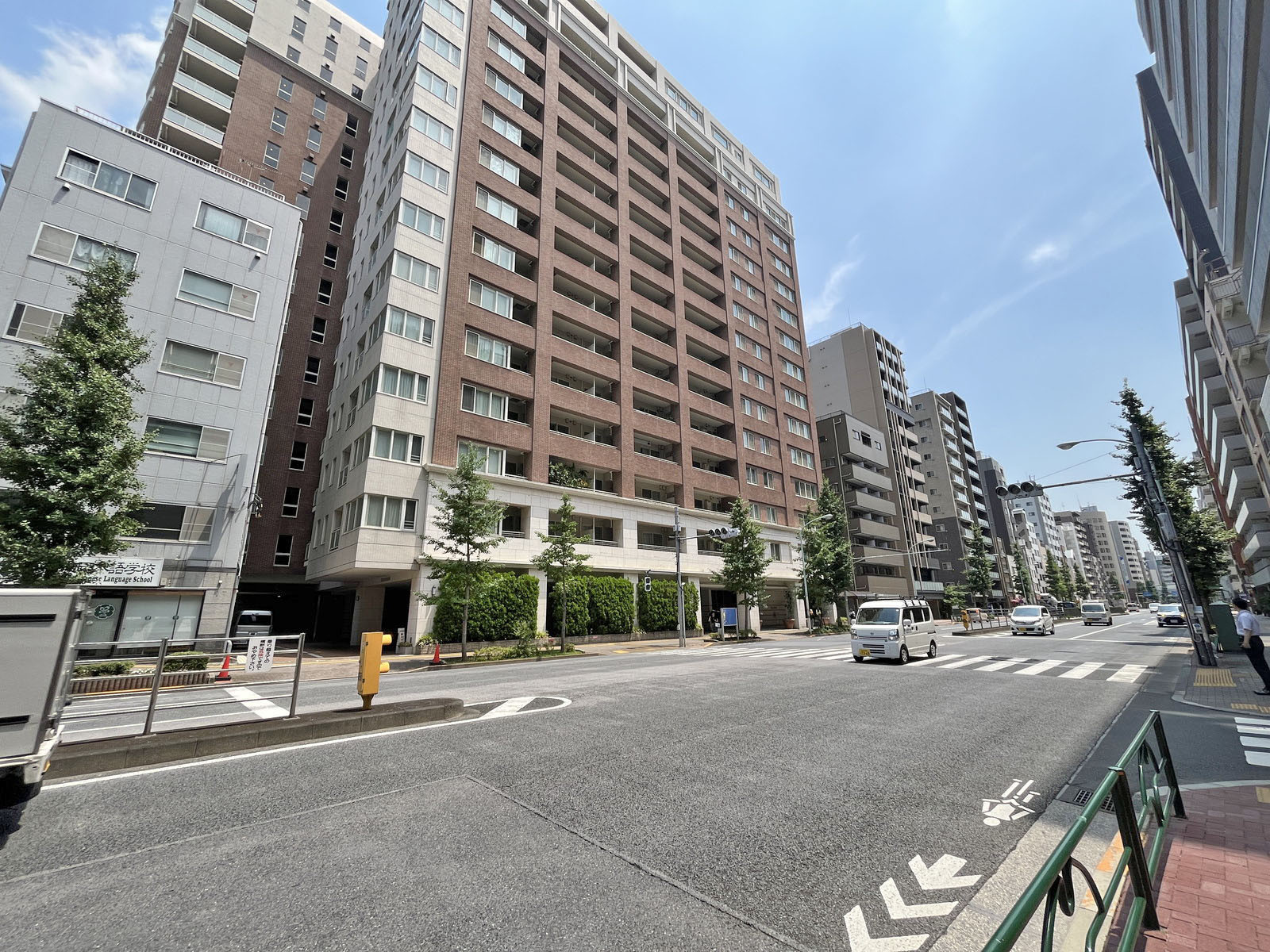 日本屋ビル前面の音羽通り