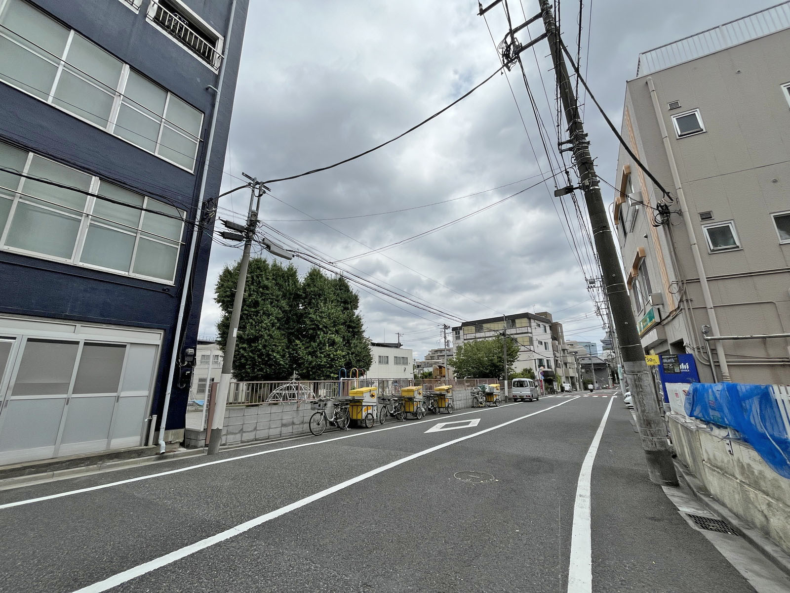 今泉ビ前面の通り