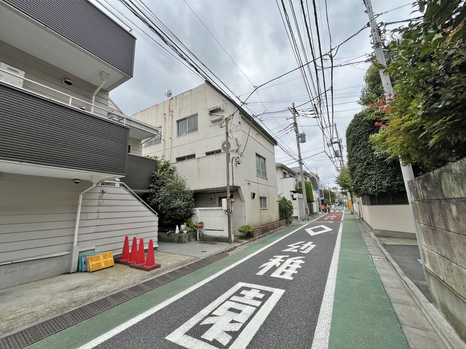 西片第一ビル前面の通り