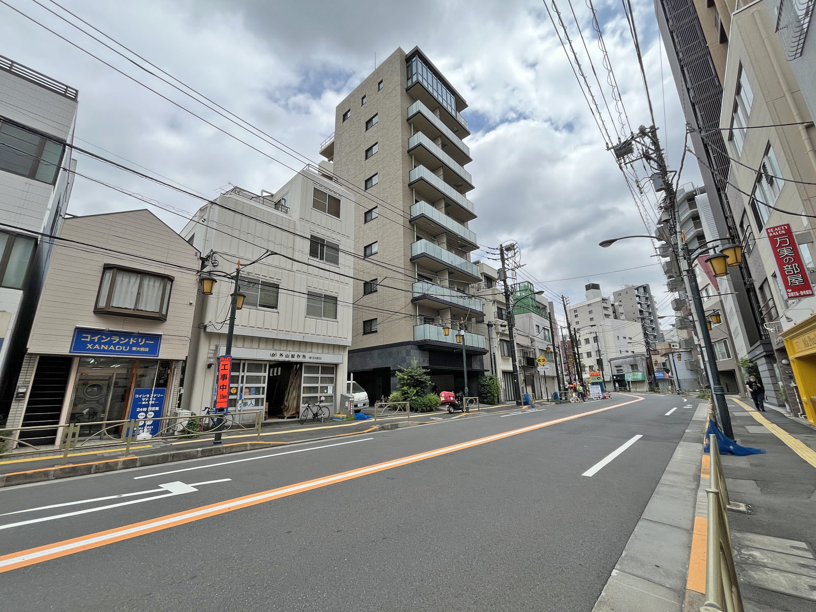ライフビル前面の中山道