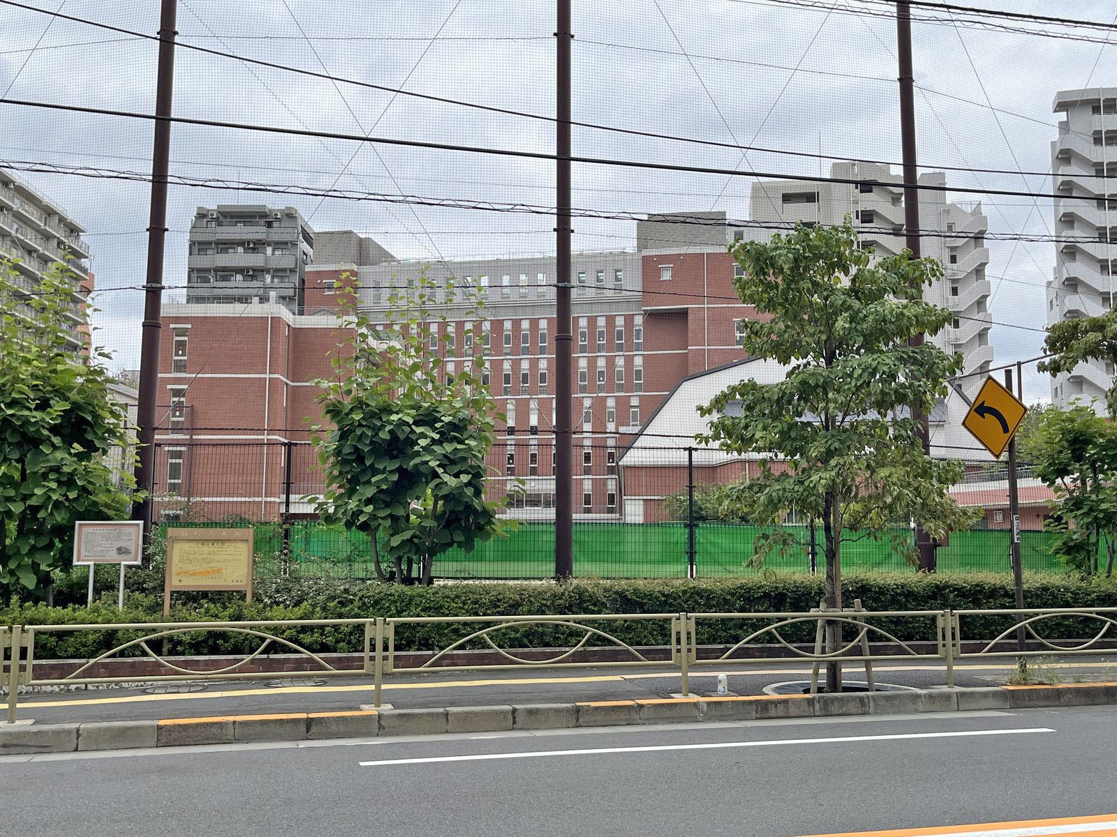 隣の文京区立第六中学校