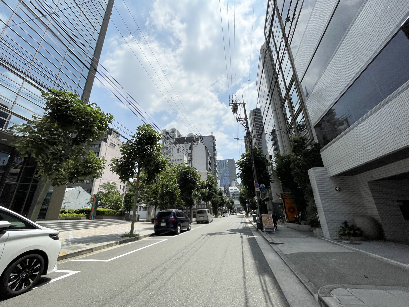 平野町KIビル前面の通り
