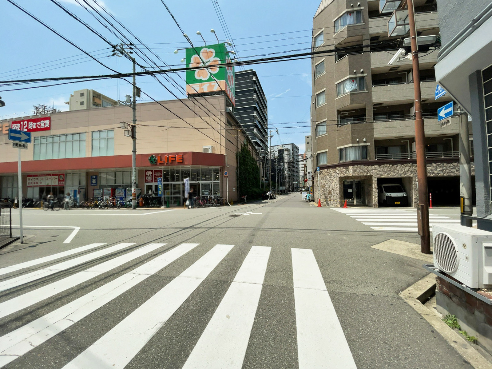 第二生駒ビル前面の通り