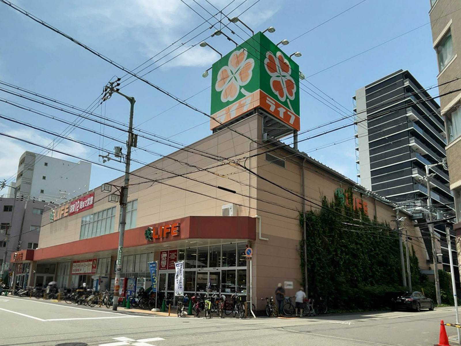斜め向かいにあるライフ大国町店