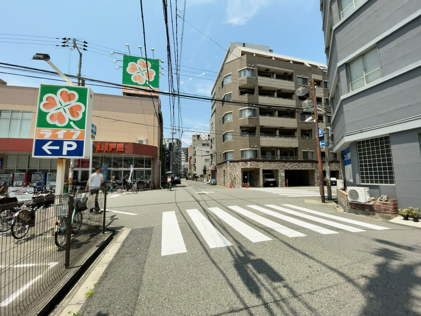 生駒ビル前面の通り