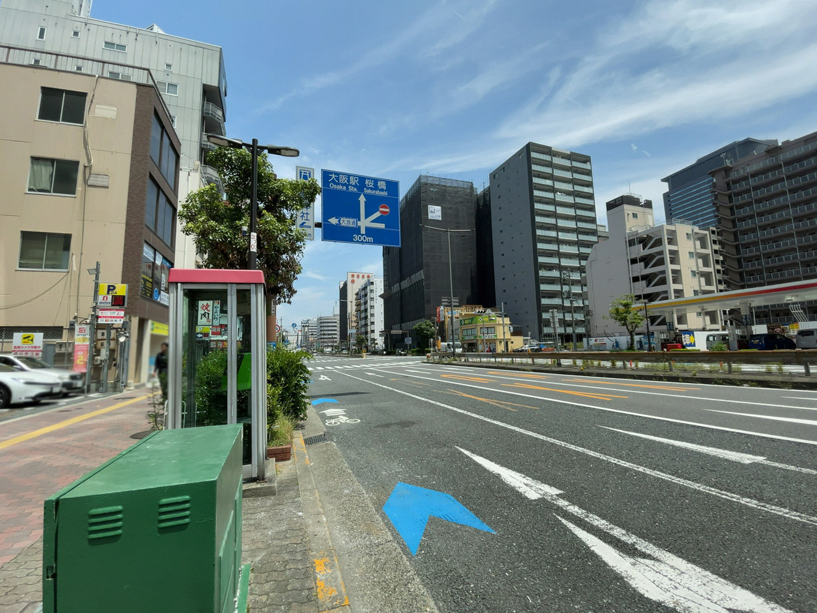 なんばAKビル前面の通り