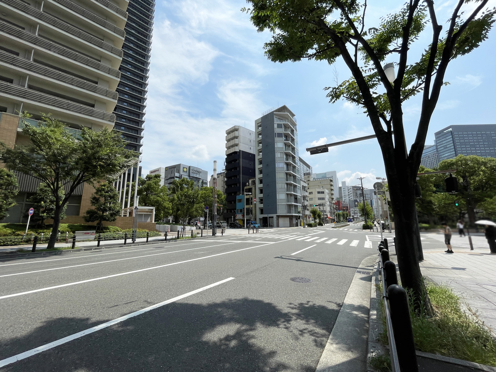 難波サンケイビル前面の通り