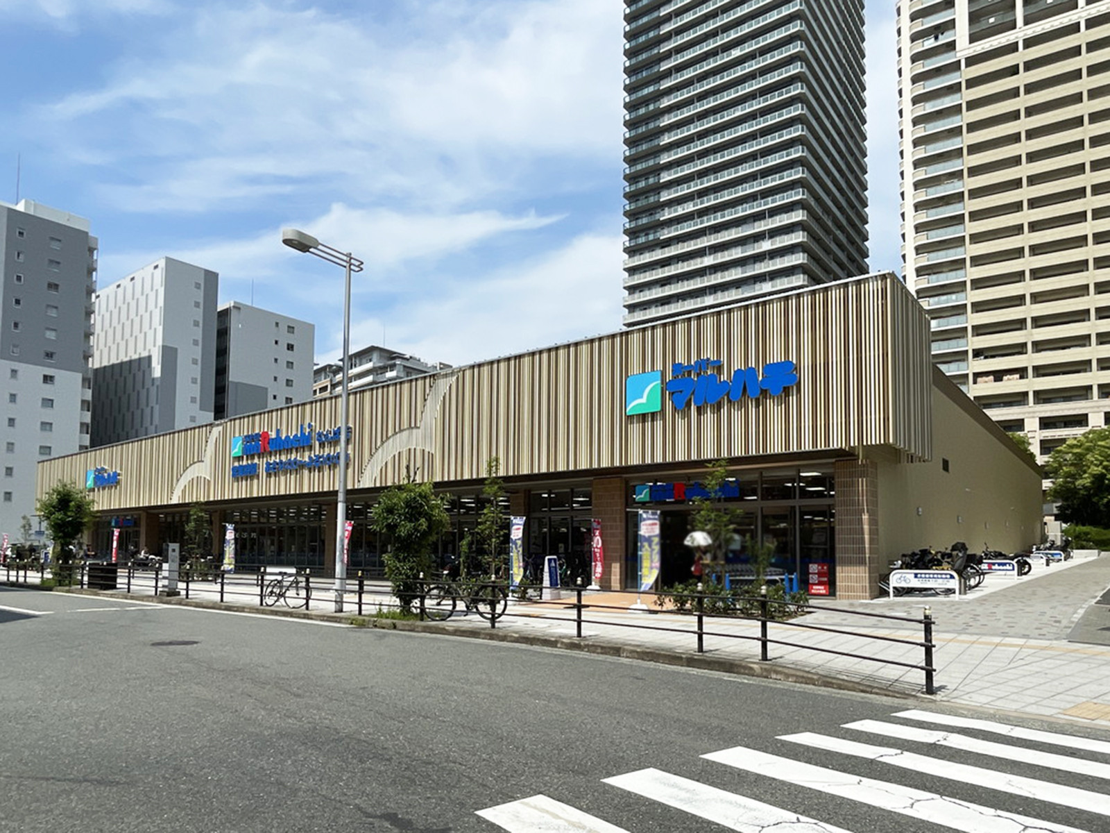 並びにあるスーパーマルハチ なんば店