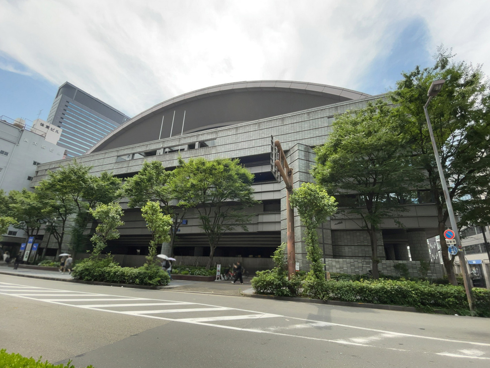 斜め向かいにあるエディオンアリーナ大阪(大阪府立体育会館)