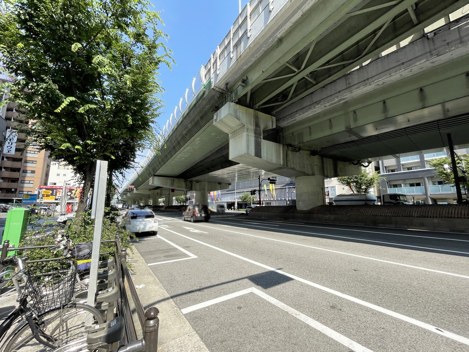 ラパンジール日本橋前面の通り