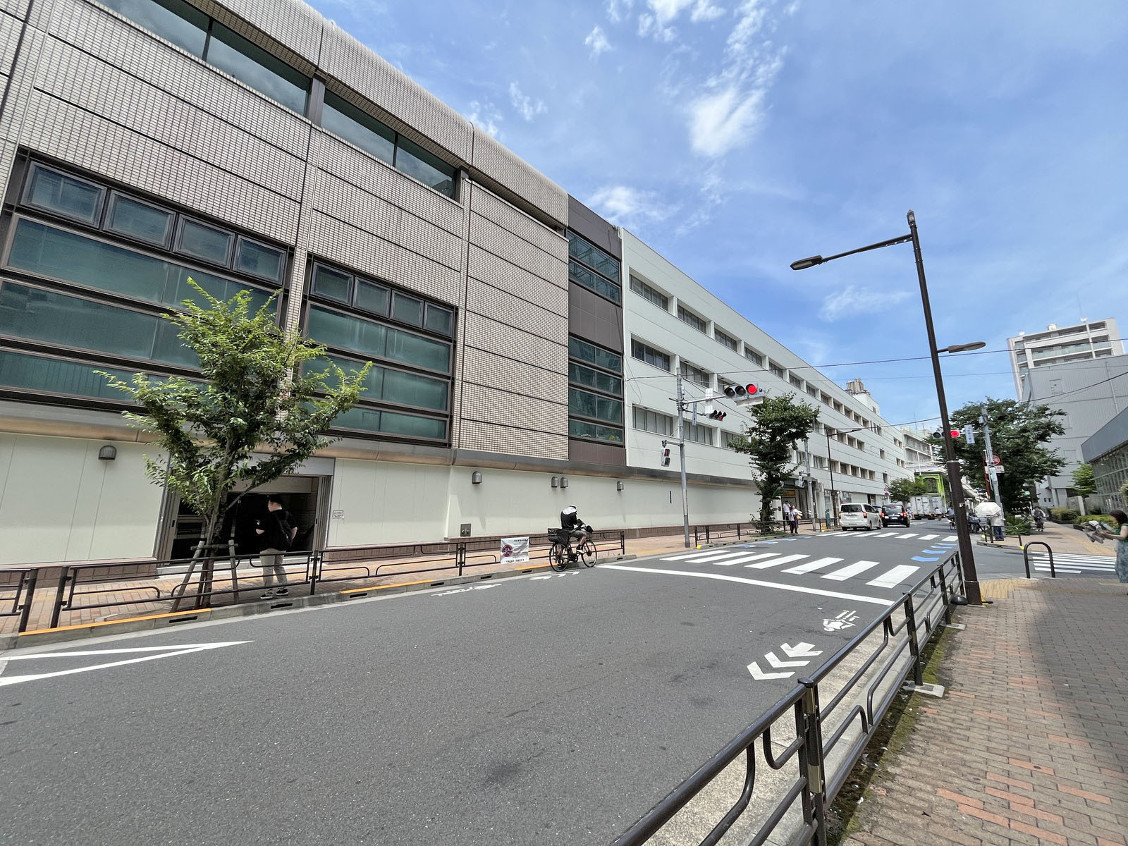 TT上野駅前ビル前面の入谷口通り
