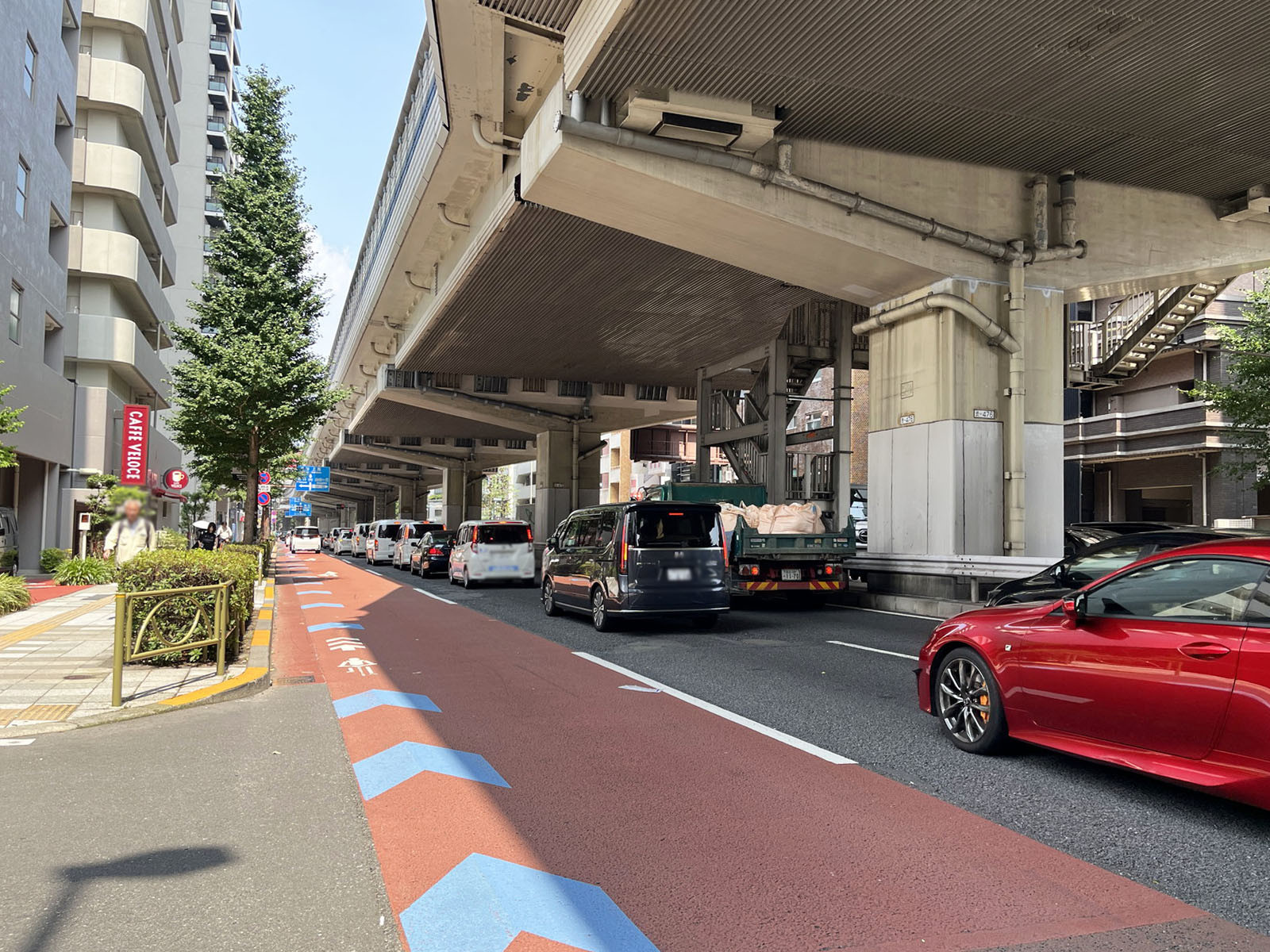 駒沢フォーラムガーデン前面の玉川通り