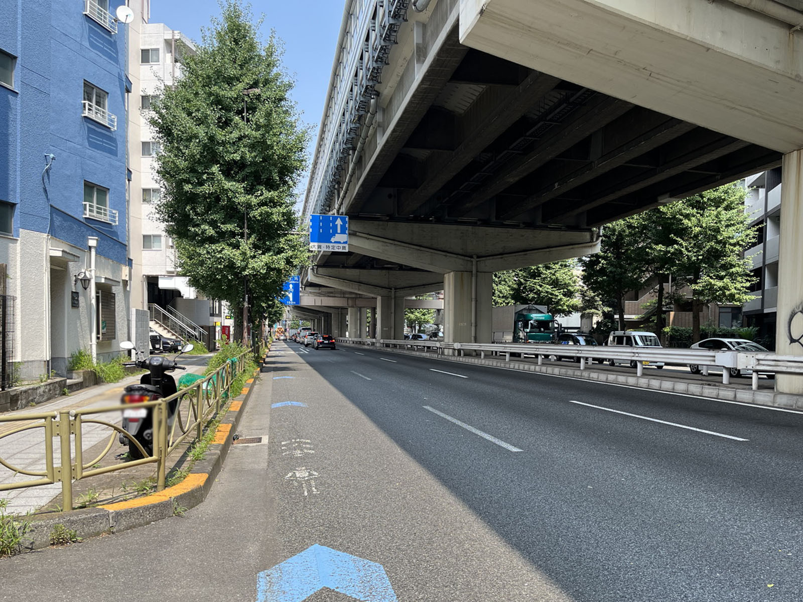 グローイングアップビル前面の玉川通り