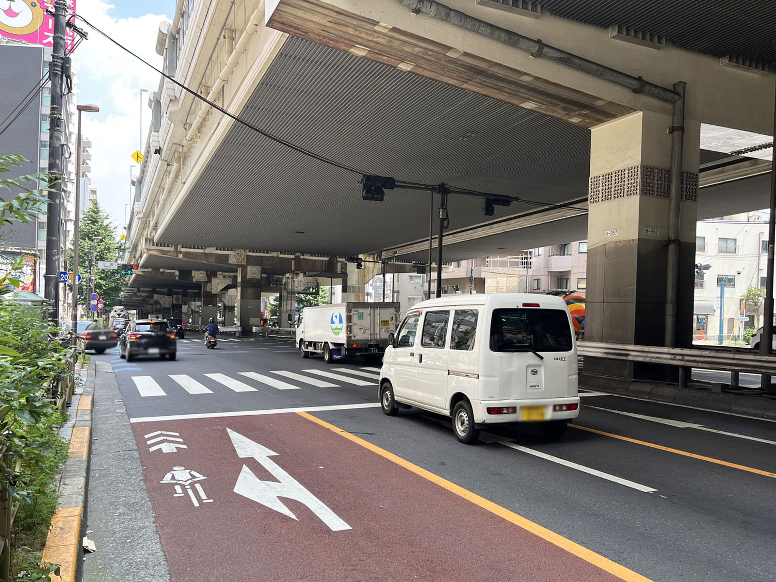 内田ビル前面の玉川通り