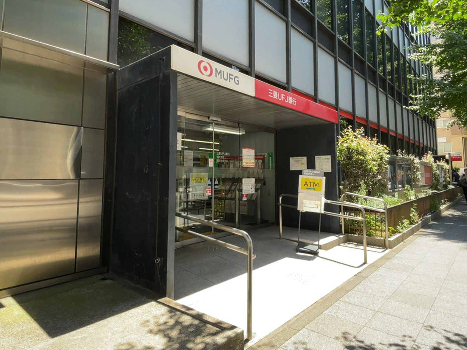 徒歩3分の三菱UFJ銀行 横浜支店