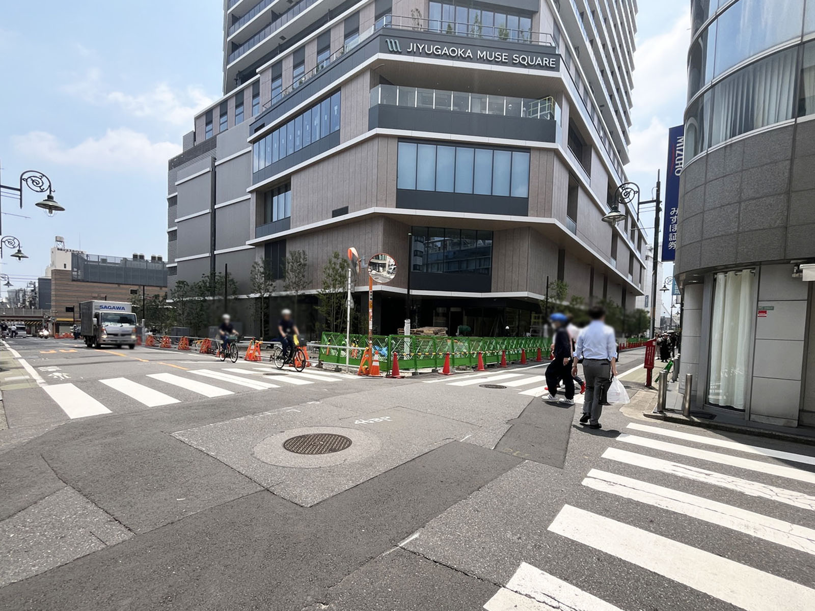 平本ビル前面のすずかけ通り