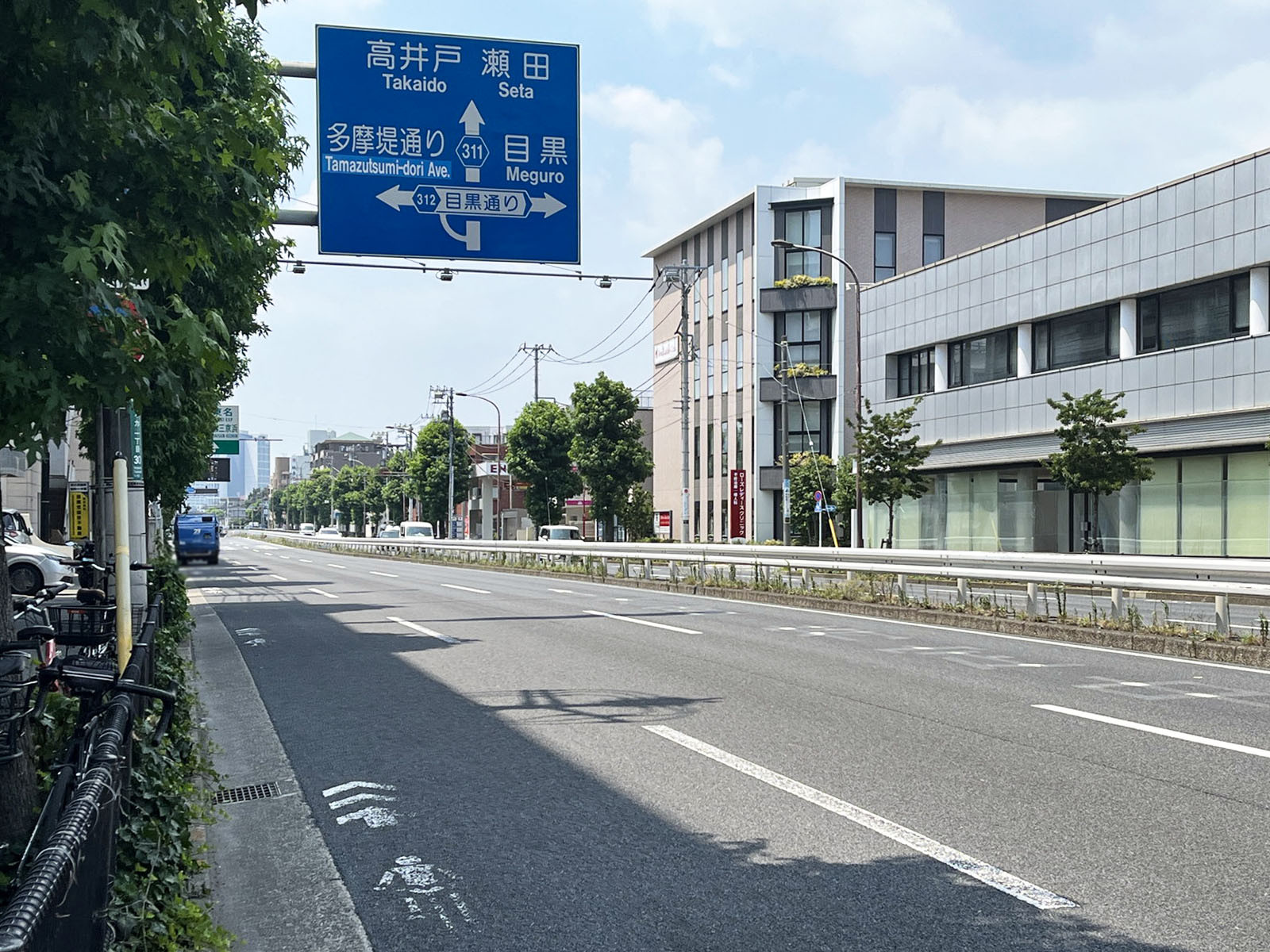 熊谷ビル前面の環八通り