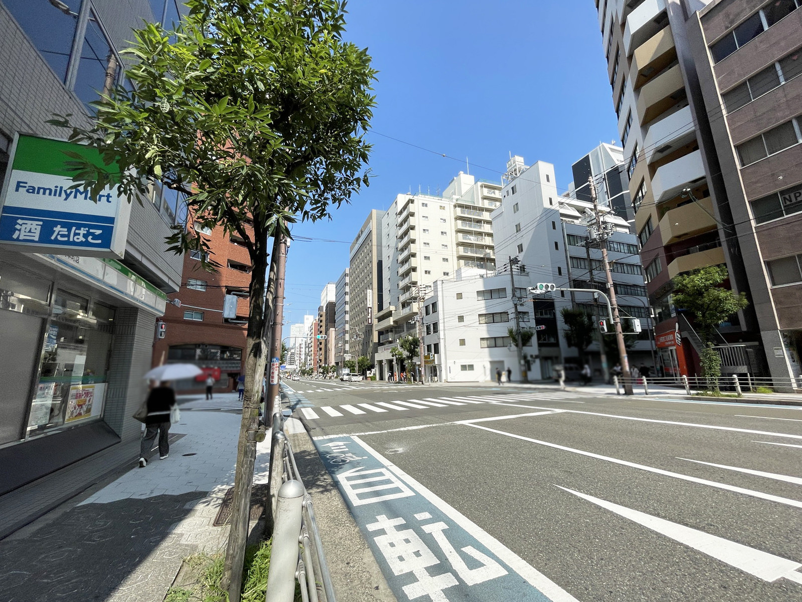 アティックビル前面の通り