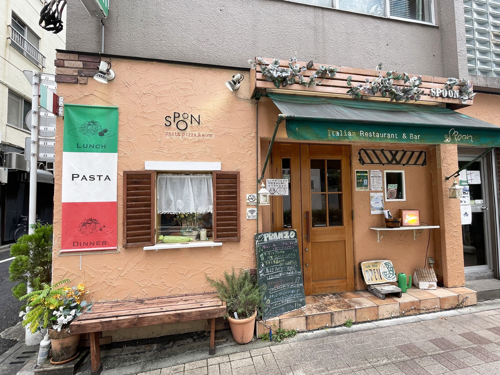 向かいの飲食店