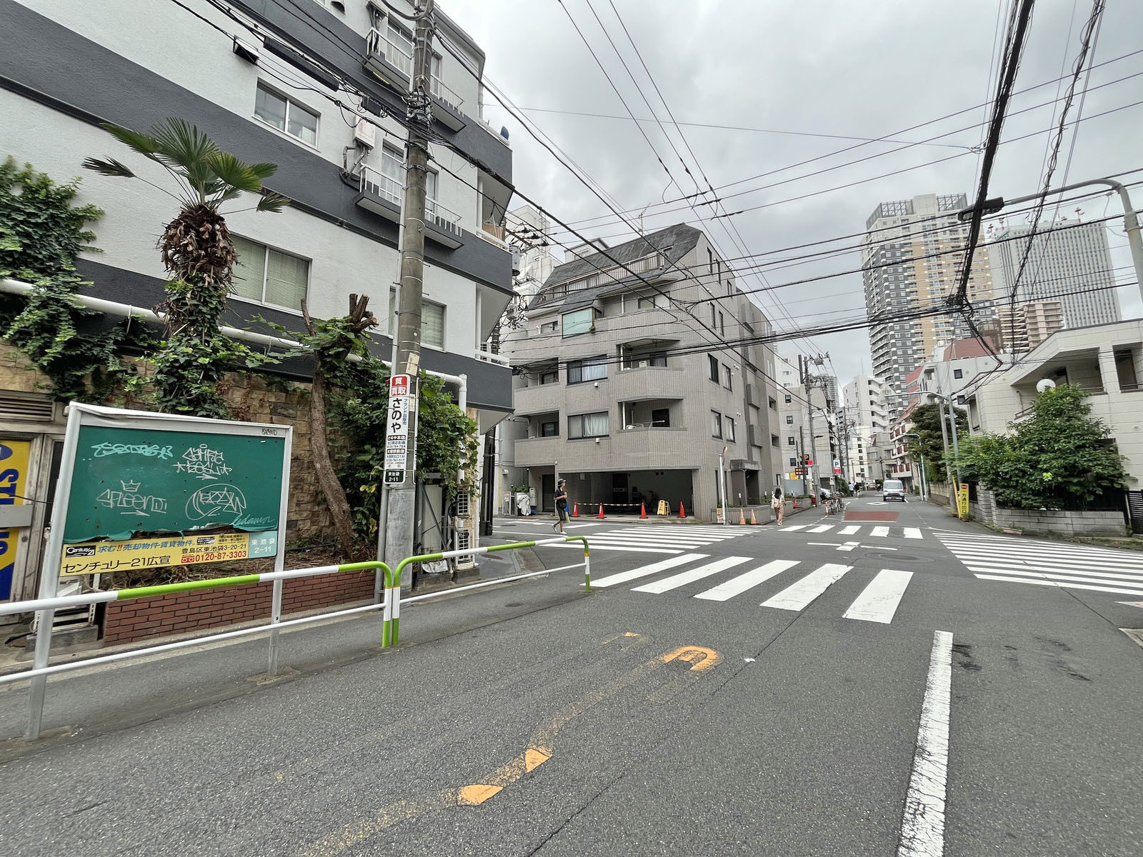 恵安ビル前面の通り