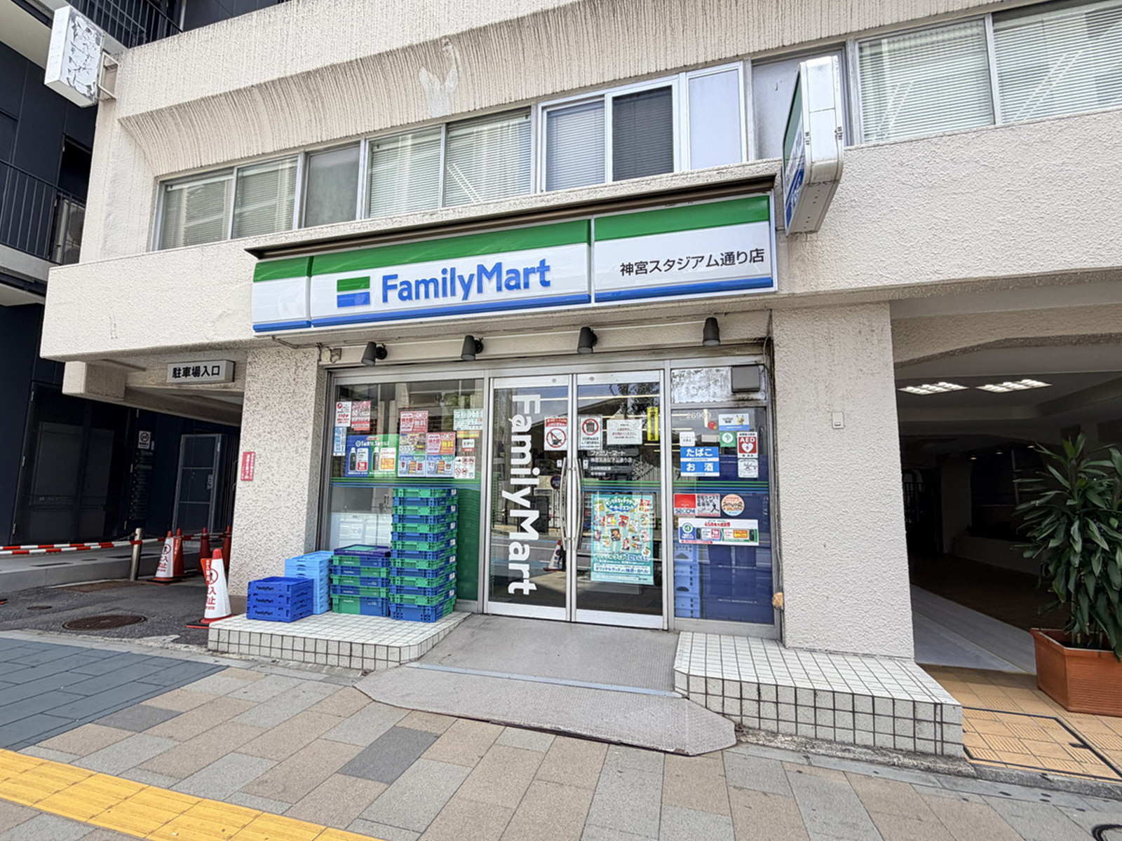徒歩1分のファミリーマート 神宮スタジアム通り店