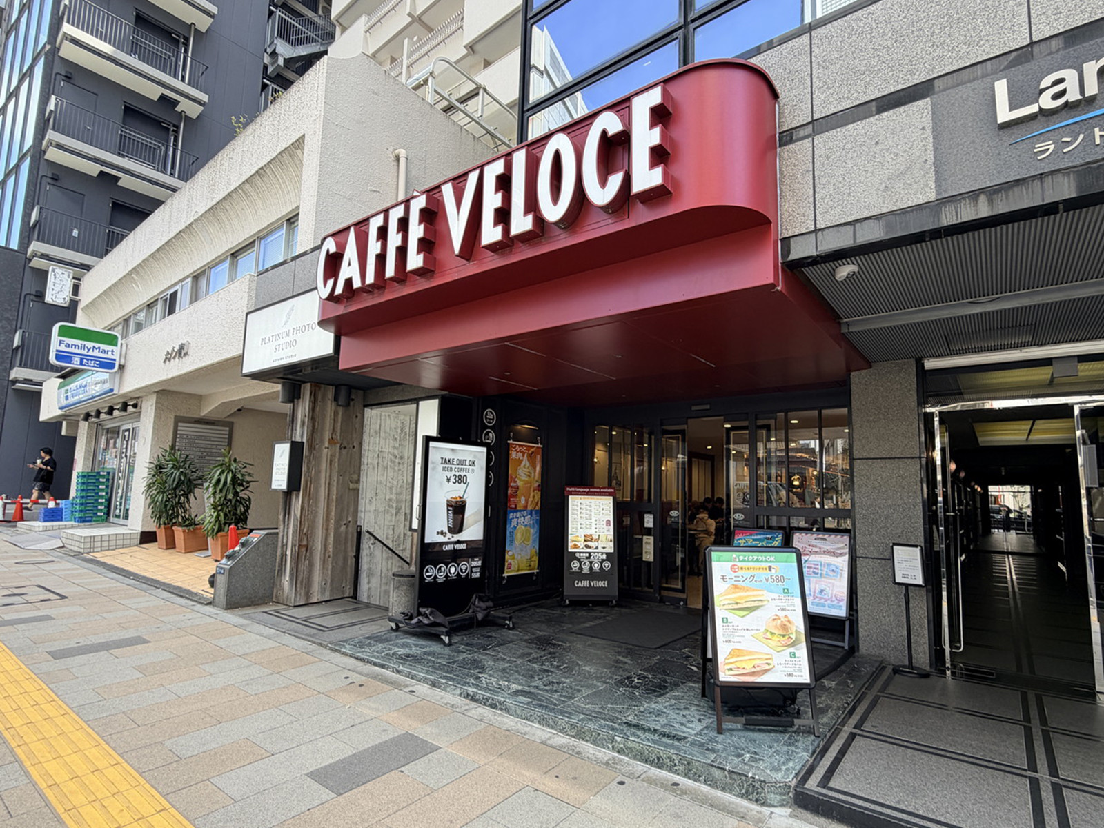 徒歩1分のカフェ・ベローチェ 外苑前店