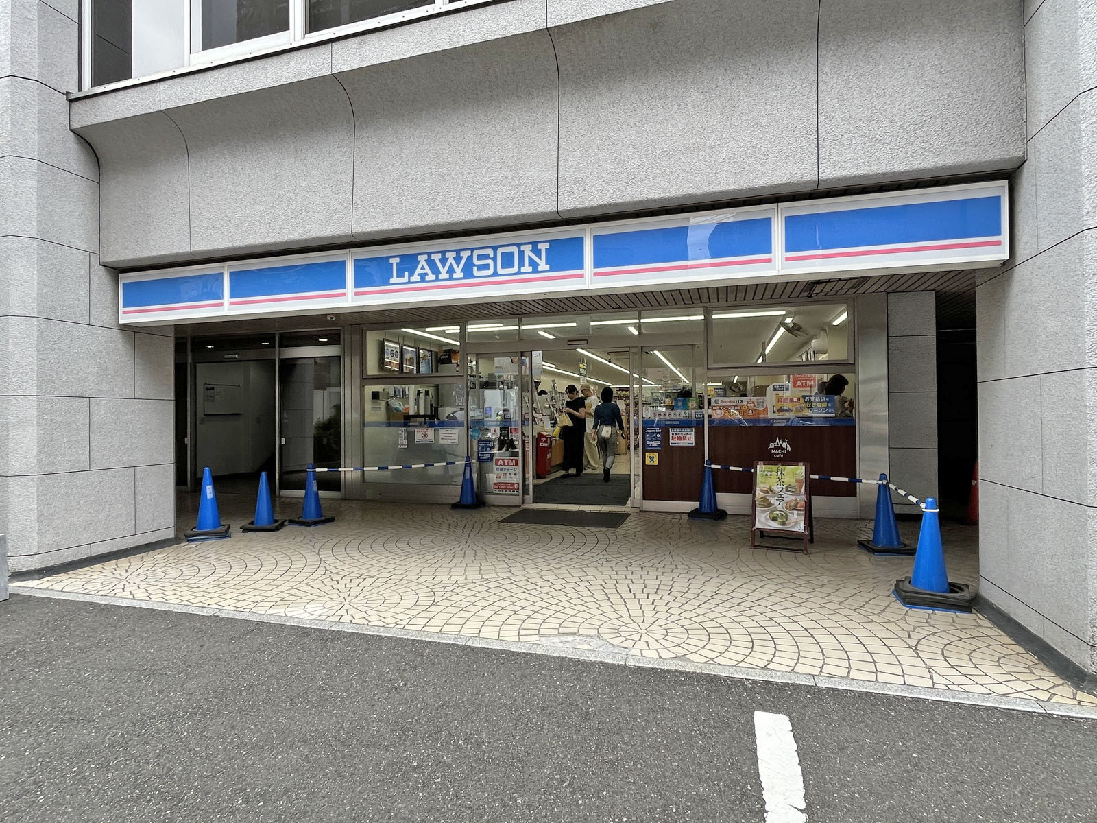 徒歩2分のローソン 青山骨董通店