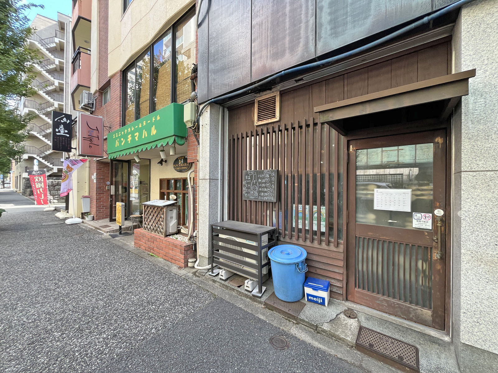 付近には飲食店が充実