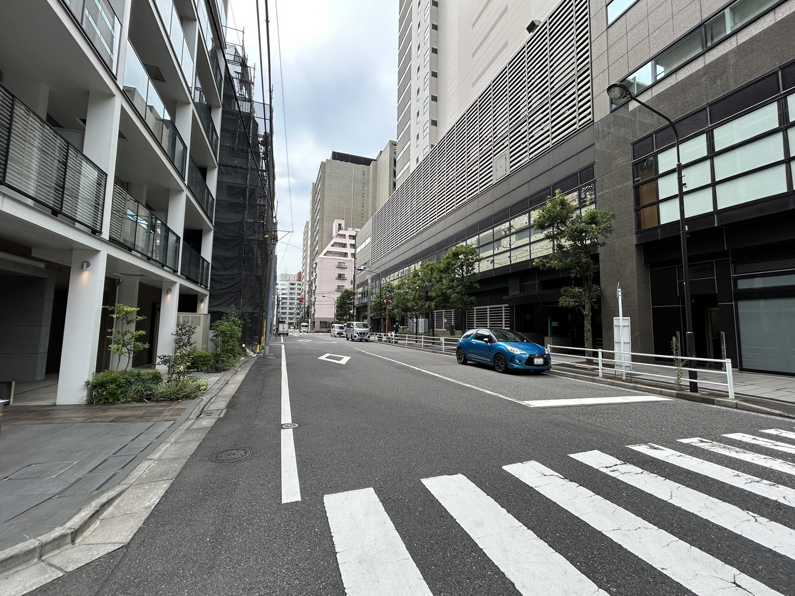ACN日本橋リバーサイドビル前面の通り