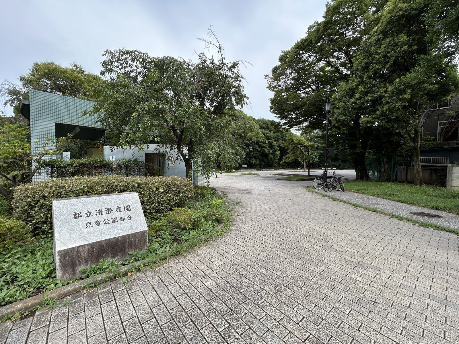 徒歩2分の清澄庭園児童公園